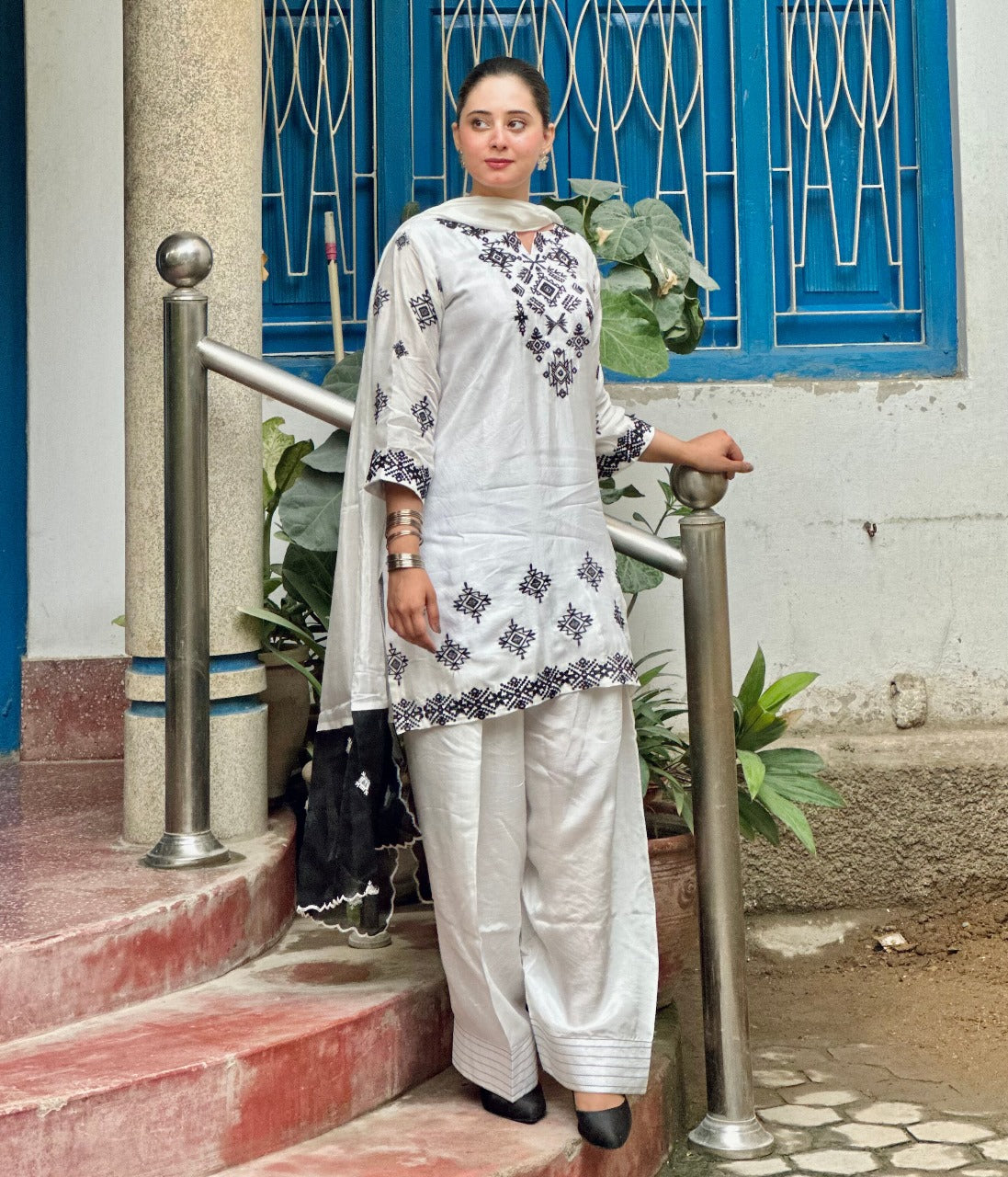 Load video: Premium Pure Lawn Chikankari Dress