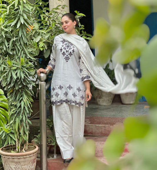 Pakistani White Farshi Shalwar Suit Dananeer